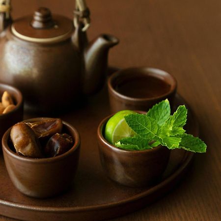 Al Bustan Palace, A Ritz-Carlton Hotel Muscat Exterior foto A Japanese tea set