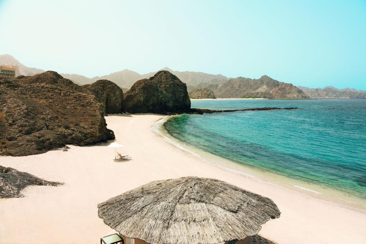 Al Bustan Palace, A Ritz-Carlton Hotel Muscat Exterior foto A beach in the resort
