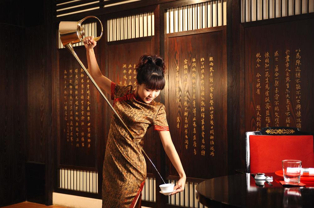Al Bustan Palace, A Ritz-Carlton Hotel Muscat Exterior foto A geisha in a restaurant