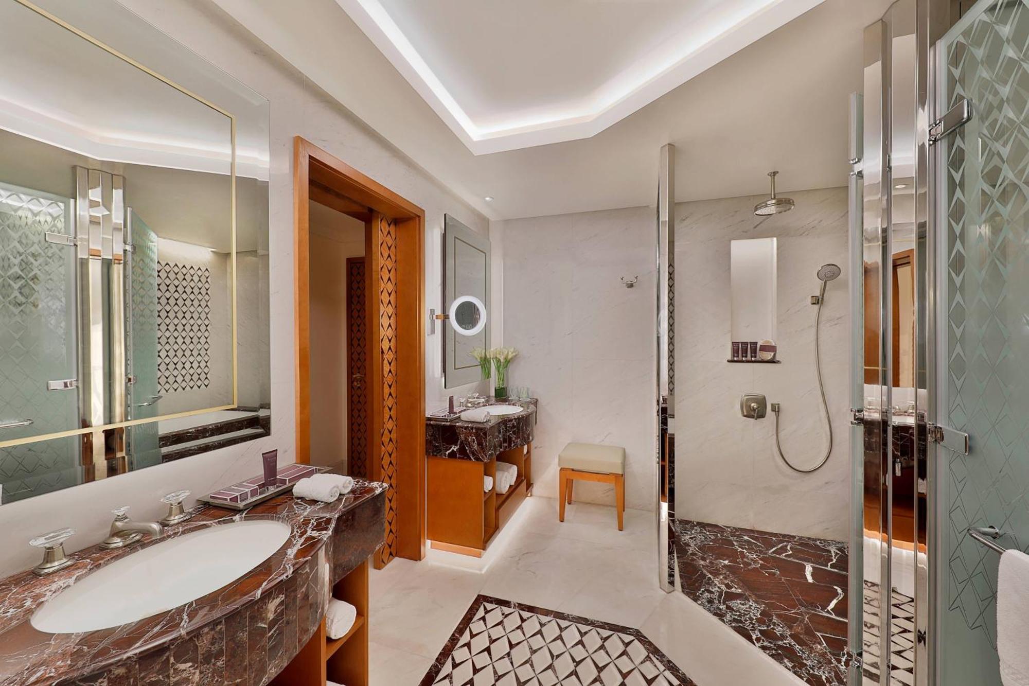 Al Bustan Palace, A Ritz-Carlton Hotel Muscat Exterior foto Bathroom