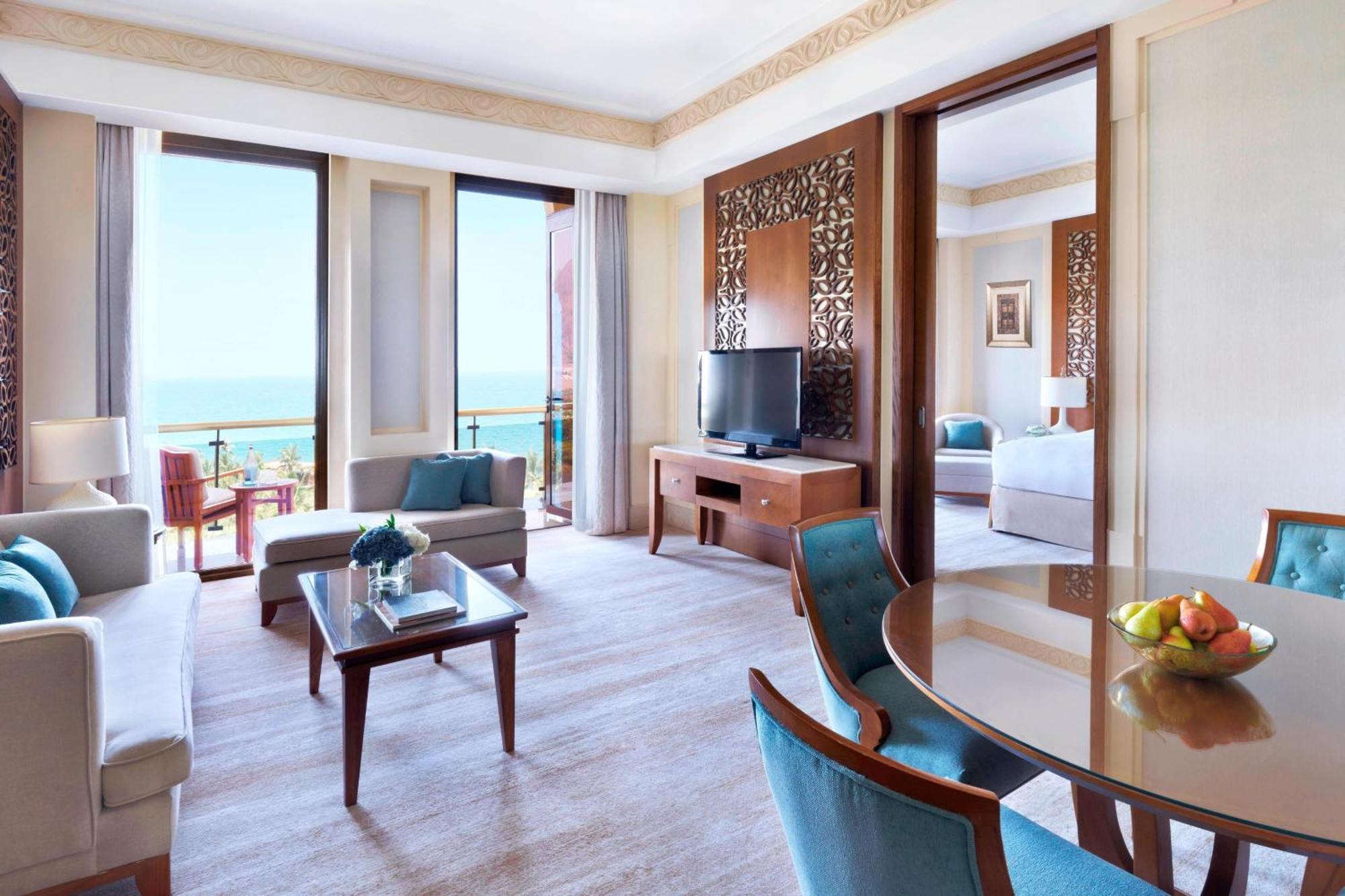 Al Bustan Palace, A Ritz-Carlton Hotel Muscat Exterior foto A suite at the Jumeirah Atlantis