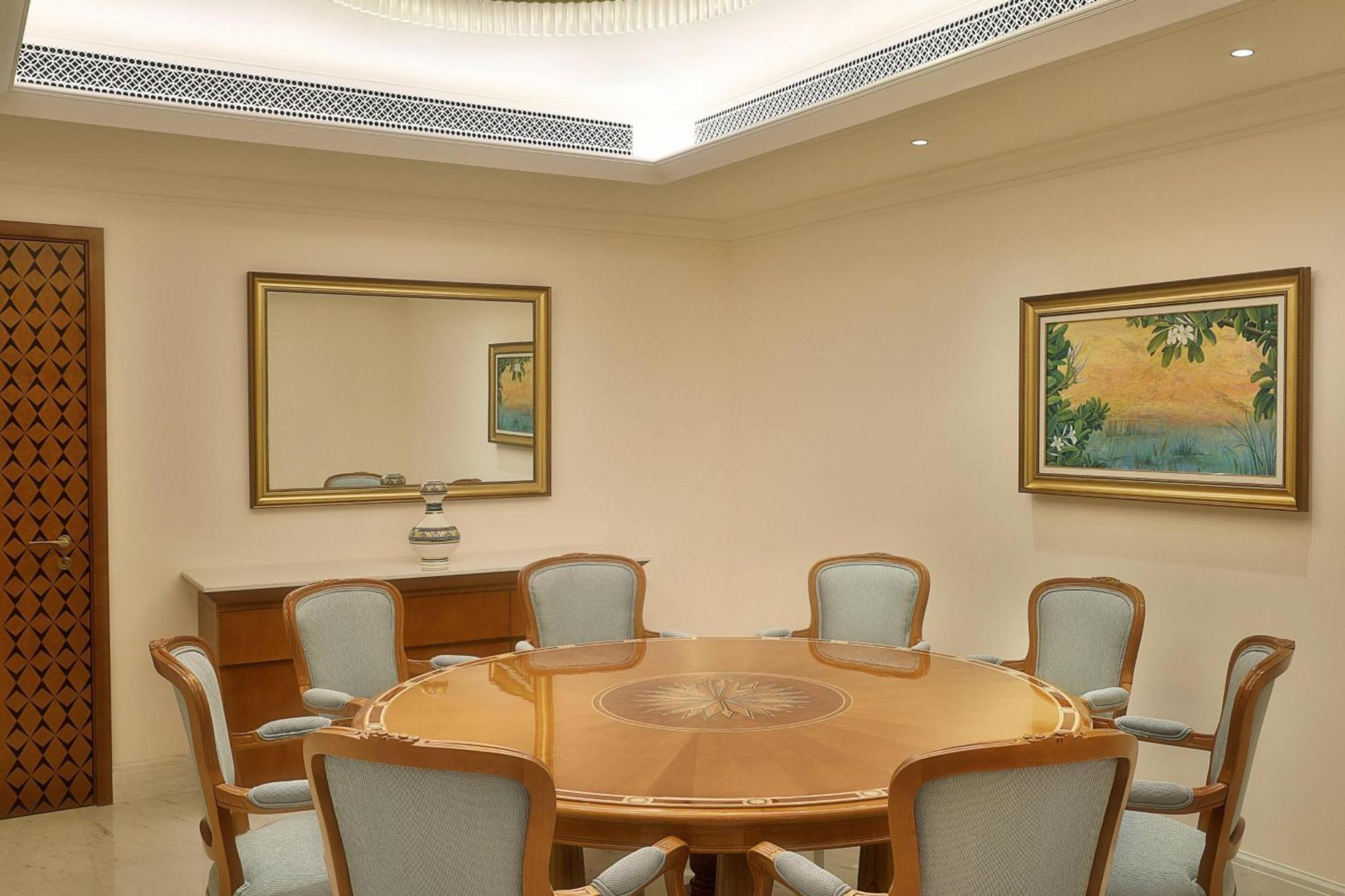 Al Bustan Palace, A Ritz-Carlton Hotel Muscat Exterior foto A meeting room at the residence of the Ambassador of India to the United States