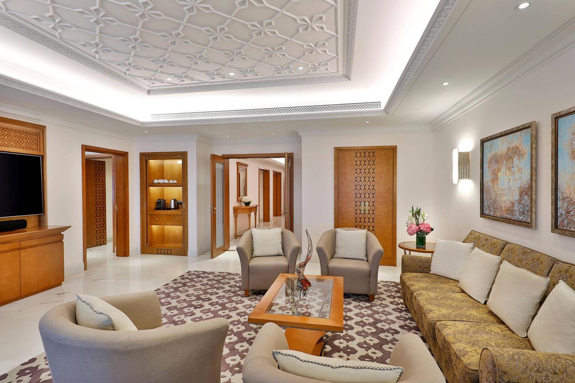 Al Bustan Palace, A Ritz-Carlton Hotel Muscat Exterior foto A suite at the Jumeirah Emirates Towers Hotel