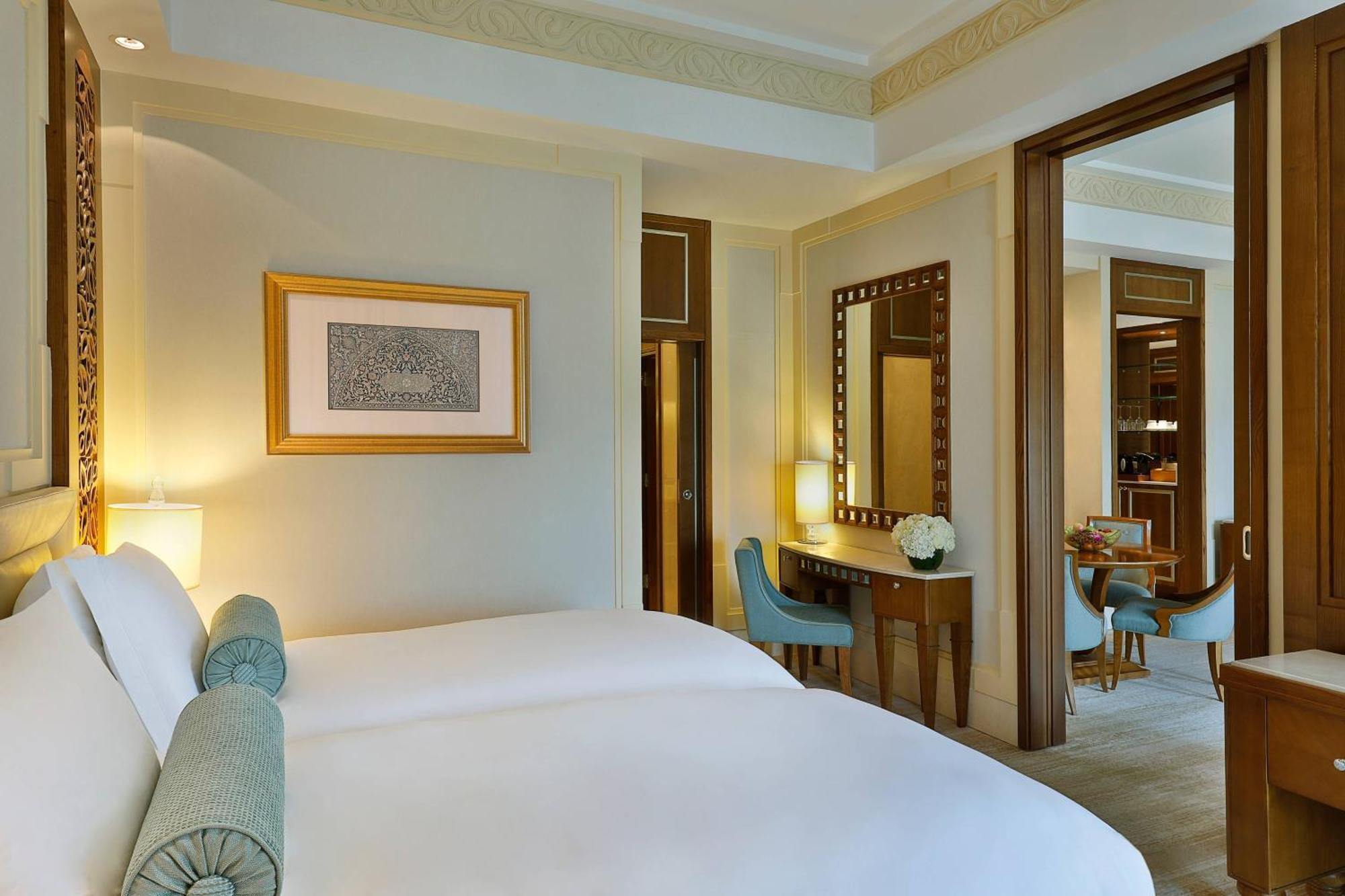 Al Bustan Palace, A Ritz-Carlton Hotel Muscat Exterior foto A bedroom at the Jumeirah Emirates Towers Hotel