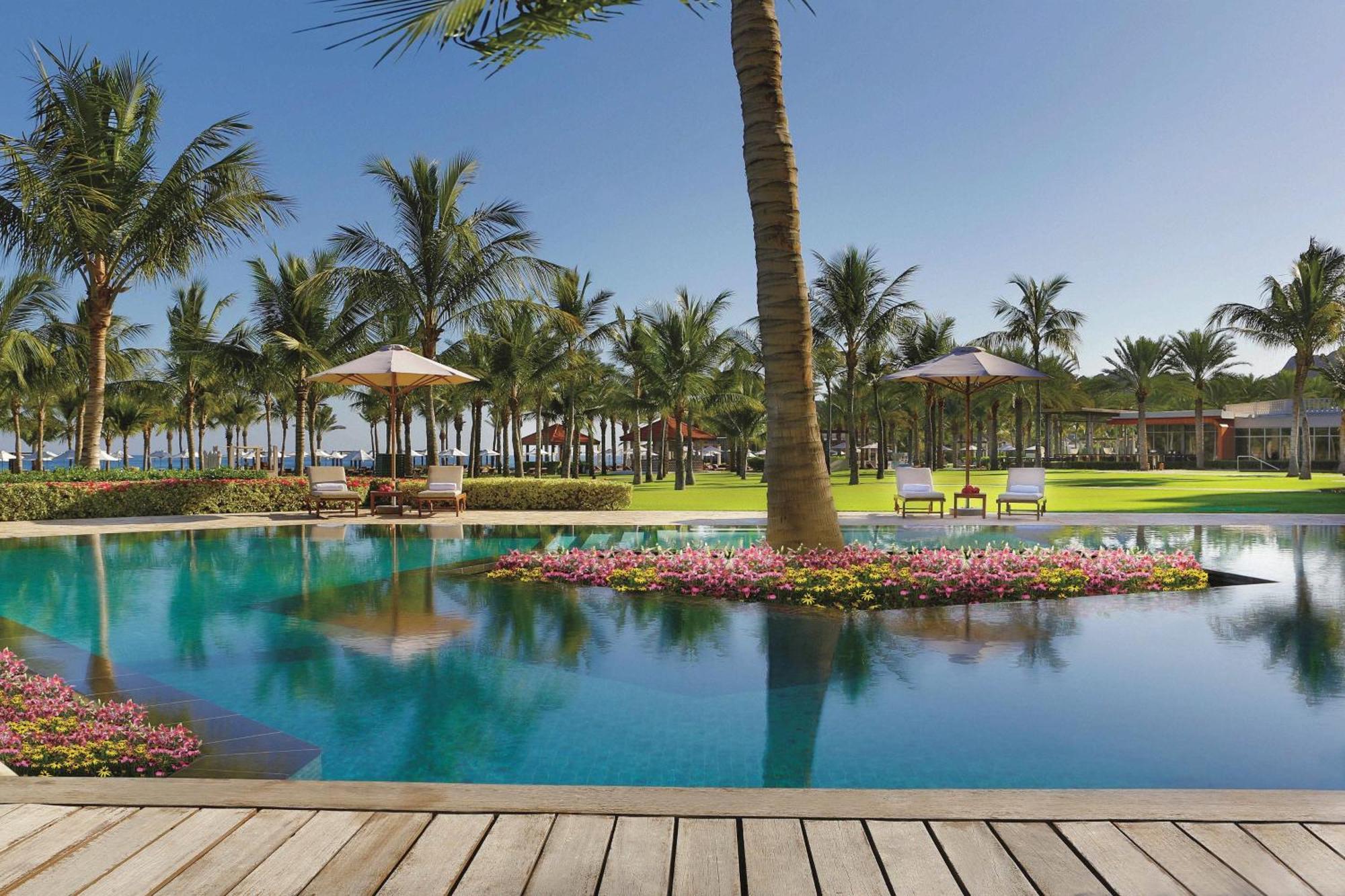 Al Bustan Palace, A Ritz-Carlton Hotel Muscat Exterior foto The pool at the Four Seasons Resort