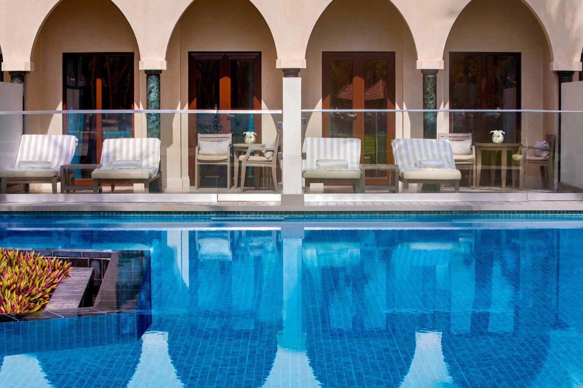 Al Bustan Palace, A Ritz-Carlton Hotel Muscat Exterior foto The swimming pool at the hotel