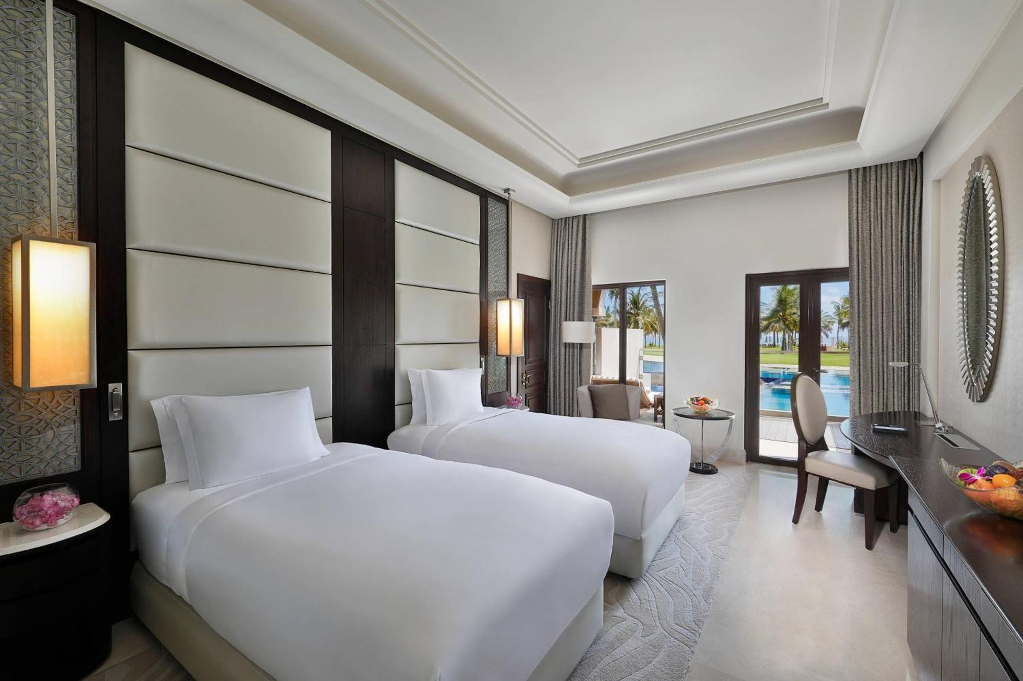 Al Bustan Palace, A Ritz-Carlton Hotel Muscat Exterior foto Deluxe Pool Access Room