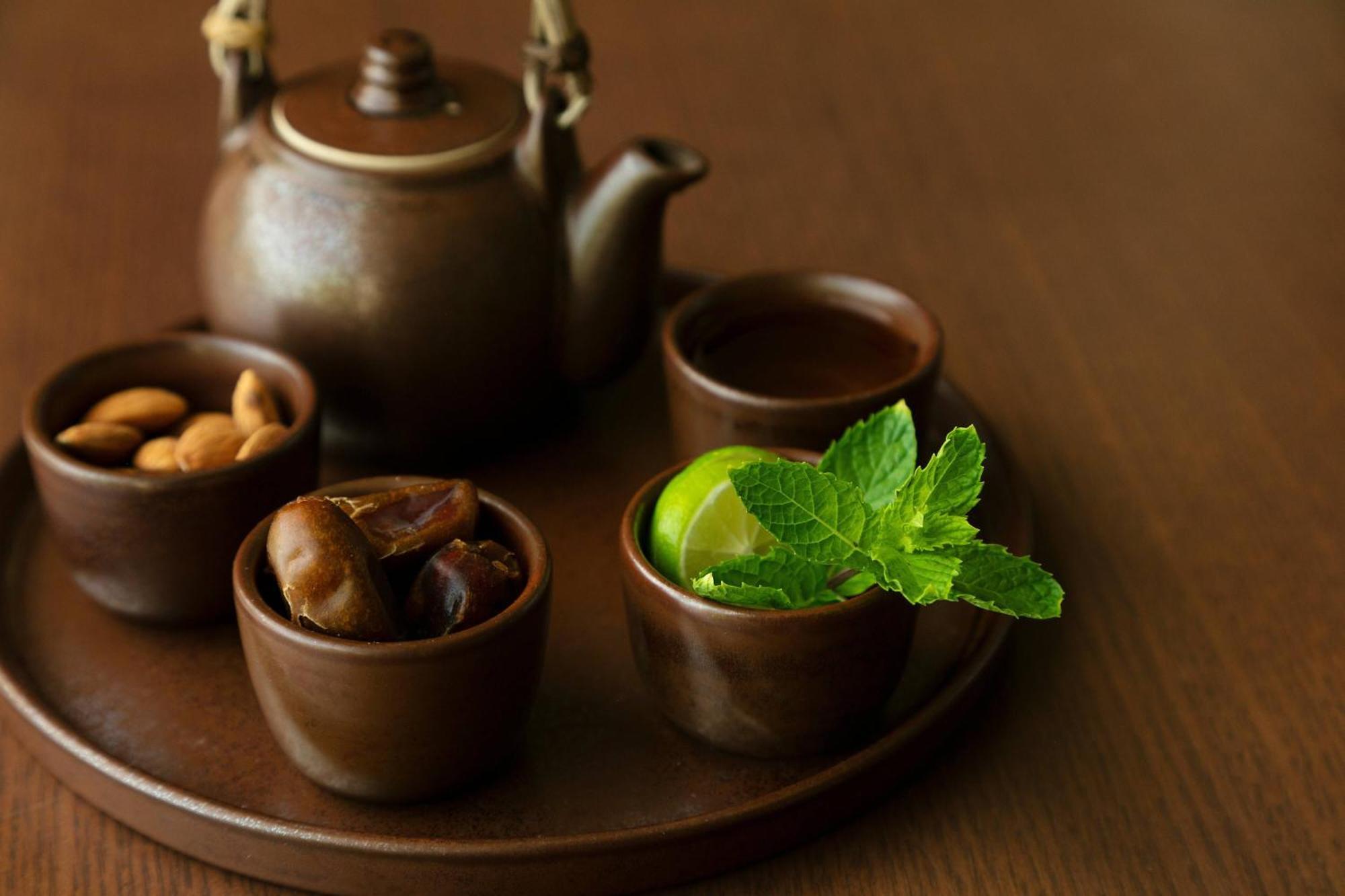Al Bustan Palace, A Ritz-Carlton Hotel Muscat Exterior foto A Japanese tea set