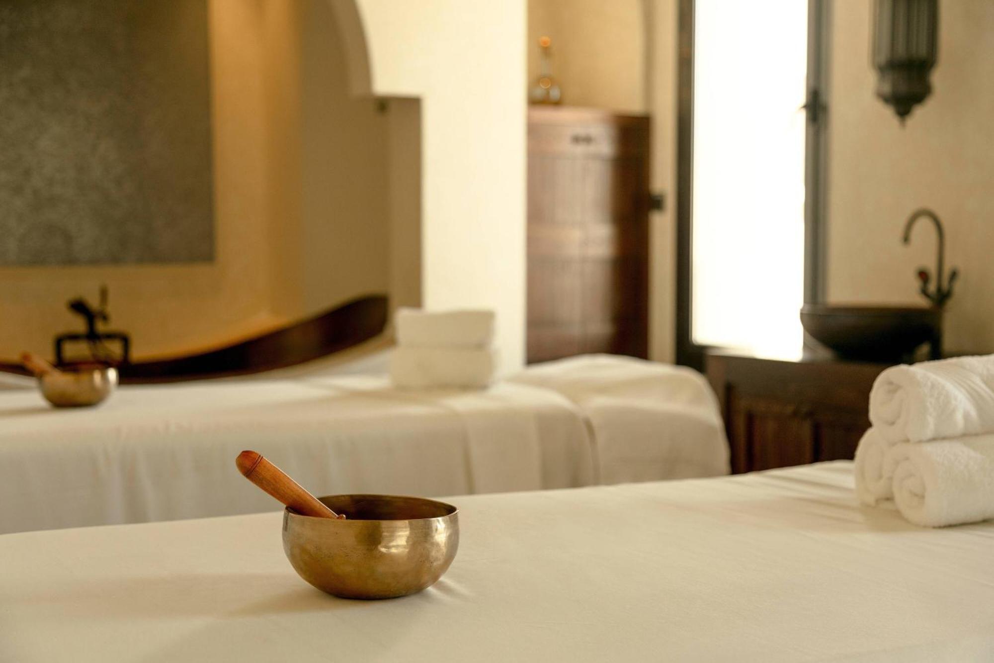 Al Bustan Palace, A Ritz-Carlton Hotel Muscat Exterior foto A singing bowl