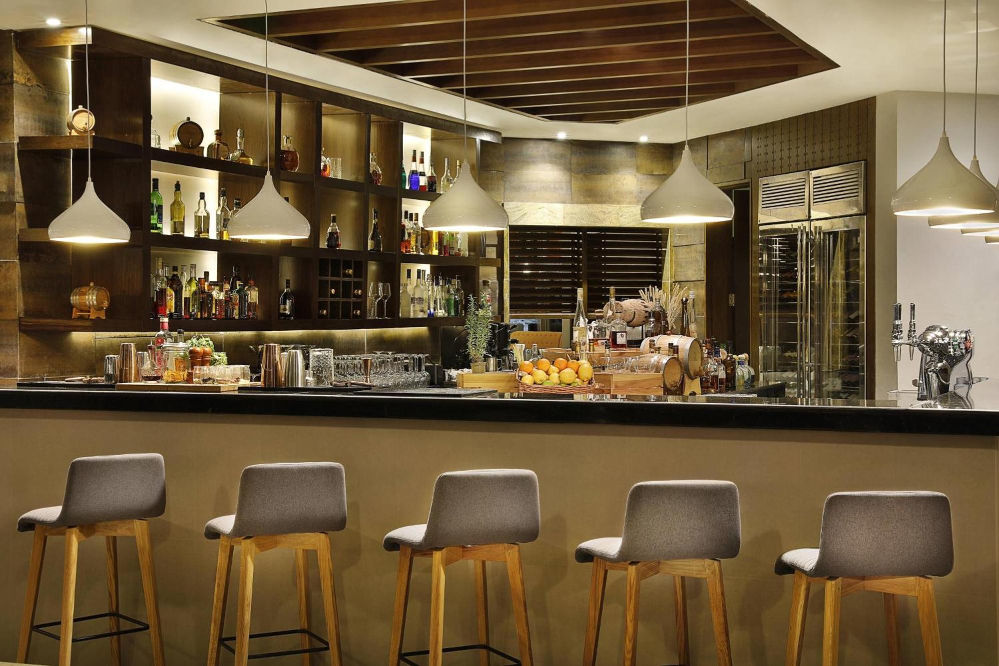 Al Bustan Palace, A Ritz-Carlton Hotel Muscat Exterior foto The bar at the restaurant