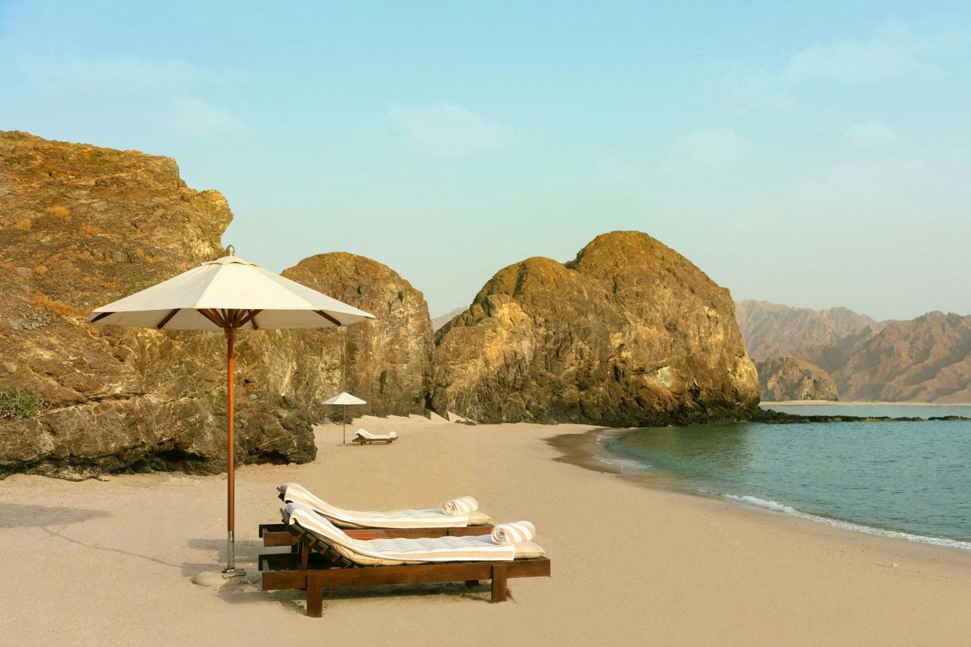 Al Bustan Palace, A Ritz-Carlton Hotel Muscat Exterior foto Beach at the Chedi Muscat