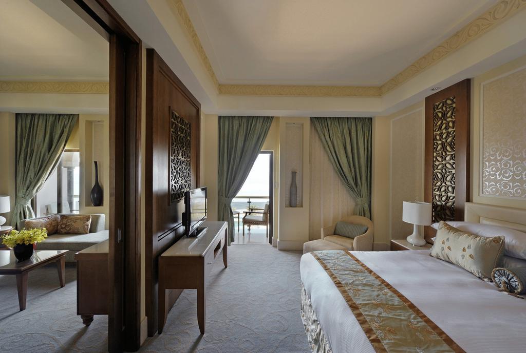 Al Bustan Palace, A Ritz-Carlton Hotel Muscat Cameră foto A guest room at the Jumeirah Emirates Towers Hotel